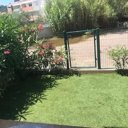 Grand Rez De Jardin Avec Parking A 5 Min A Pieds De La Et Commerces * Calvi (Corsica)