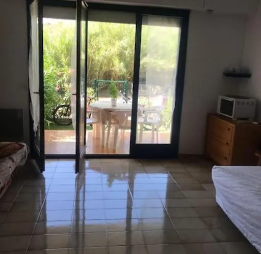 Grand Rez De Jardin Avec Parking à 5 Min à Pieds De La Et Commerces Appartement Calvi (Corsica)