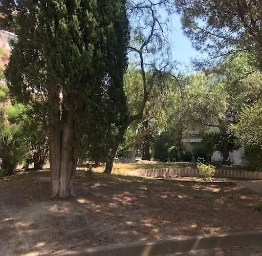 Grand Rez De Jardin Avec Parking à 5 Min à Pieds De La Et Commerces * Calvi (Corsica)