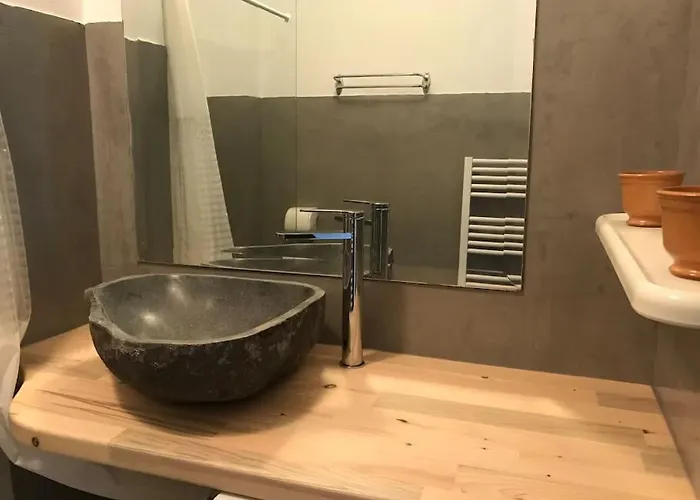 Grand Rez De Jardin Avec Parking à 5 Min à Pieds De La Et Commerces * Calvi (Corsica)