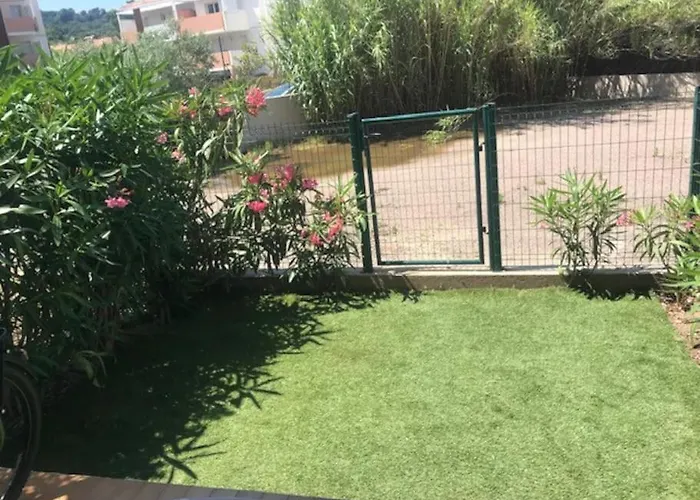 Grand Rez De Jardin Avec Parking à 5 Min à Pieds De La Et Commerces * Calvi (Corsica)