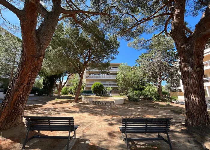 Grand Rez De Jardin Avec Parking à 5 Min à Pieds De La Et Commerces Calvi (Corsica)