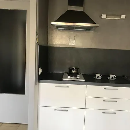 Grand Rez De Jardin Avec Parking A 5 Min A Pieds De La Et Commerces *