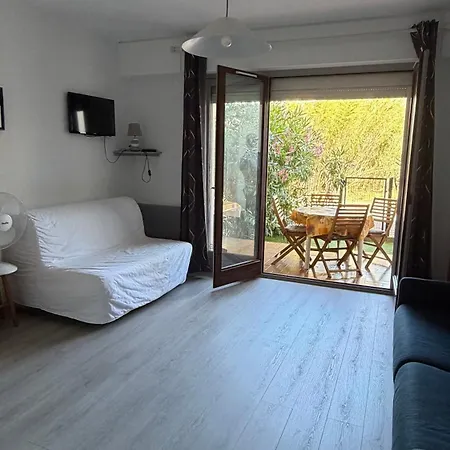 Grand Rez De Jardin Avec Parking A 5 Min A Pieds De La Et Commerces