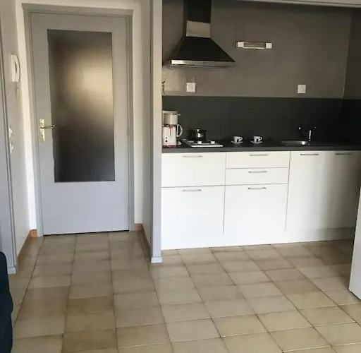 Grand Rez De Jardin Avec Parking à 5 Min à Pieds De La Et Commerces *
