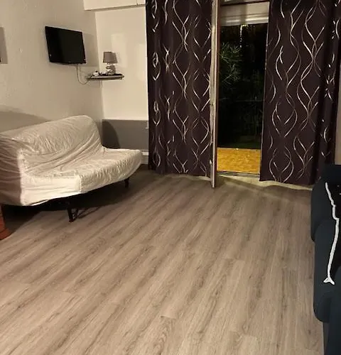 Grand Rez De Jardin Avec Parking à 5 Min à Pieds De La Et Commerces